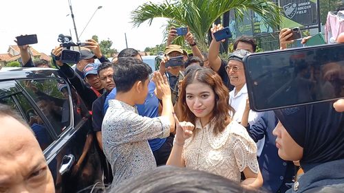 Usai "Nyoblos", Gibran dan Selvi Tunjukkan Jari Kelingking dengan Tinta