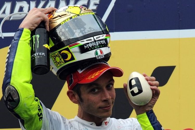 Valentino Rossi merayakan gelar juara dunia MotoGP 2009 di Sirkuit Sepang, Malaysia, 25 Oktober 2009.