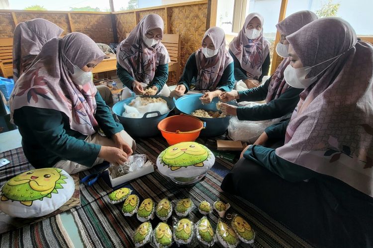Cerita Warga Alasmalang Banyumas Ubah Limbah Kulit Durian Jadi Cuan dan Cegah Banjir