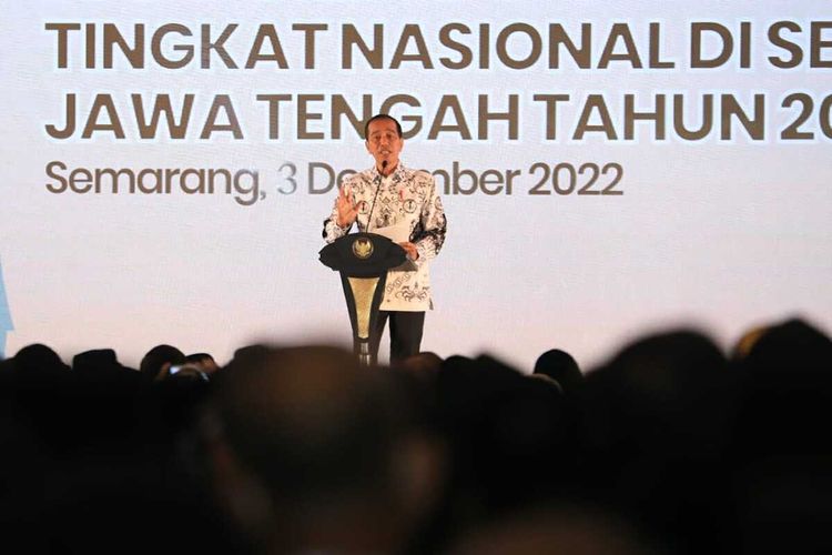 Presiden Jokowi berpidato dalam acara HUT PGRI ke 77 dan Peringatan Hari Guru Nasional, di Marina Convention Center, Semarang, Sabtu (3/12/2022).