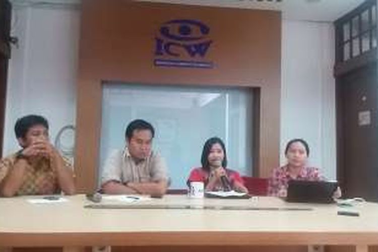 Deputi Direktur Indonesia Parliamentary Center (IPC) Ahmad Hanafi, Peneliti Hukum Perkumpulan untuk Pemilu dan Demokrasi (Perludem) Fadli Ramadhanil, dan Peneliti Indonesia Corruption Watch Almas Sjafrina di Kantor ICW, Kalibata, Jakarta Selatan, Rabu (23/3/2016)