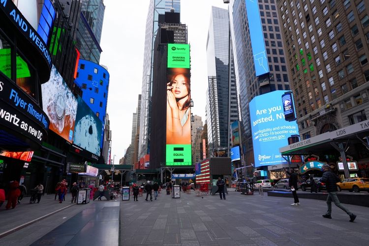 Wajah penyanyi Shakira Jasmine terpampang menghiasi Billboard Times Square New York, Amerika Serikat pada 17 Januari 2023 waktu Amerika Serikat.