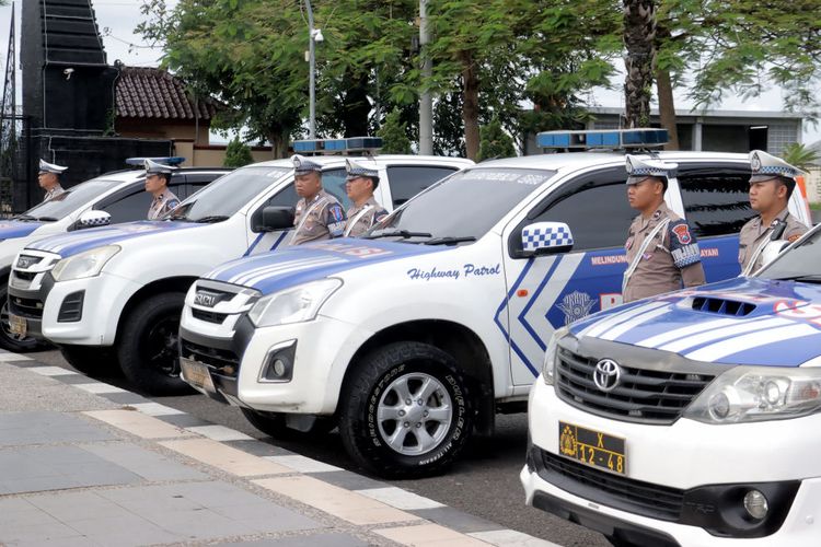 Personel Satlantas Polres Blitar mengikuti Apel Gelar Pasukan Operasi Zebra Semeru 2025 di halaman Kantor Pemerintah Kabupaten Blitar, Senin (17/11/2025).