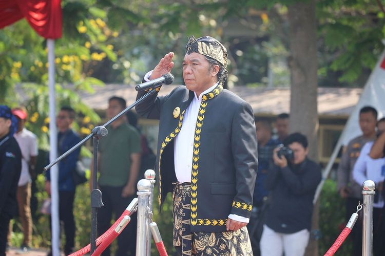 Penjabat (Pj) Gubernur Banten Al Muktabar saat memimpin Upacara Peringatan HUT ke-23 Provinsi Banten di Lapangan Sekretaris Daerah (Setda )Provinsi Banten, KP3B Curug, Kota Serang, Rabu (4/10/2023). 
