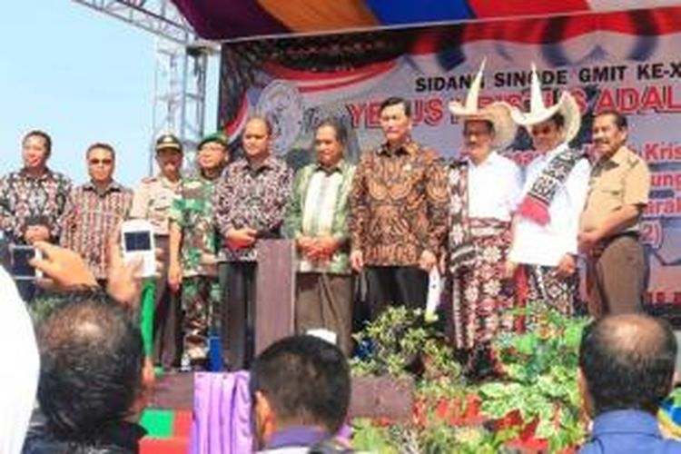 Menko Polhukam, Luhut Binsar Panjaitan saat berpose bersama sejumlah pejabat di Nusa Tenggara Timur