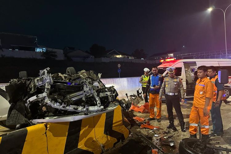 Sebuah minibus bernomor polisi B  2648 POJ menabrak pembatas jalan di Tol Cijago KM 38, Tanah Baru, Beji, Depok pada Senin (30/1/2023) 