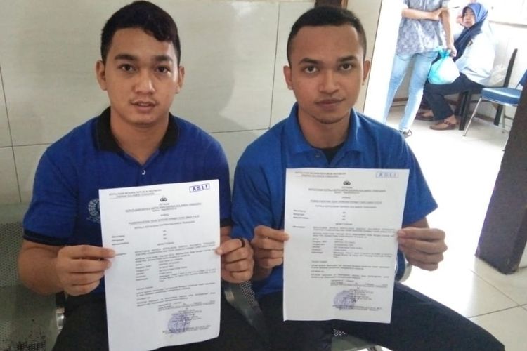 Dua oknum polisi penganiaya yuniornya menunjukkan surat pemecatannya dalam Rutan Kelas II A Kendari. 