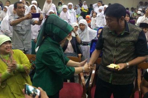 Lulung Dapat Potongan Kue Pertama dari Sylviana Murni