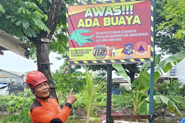 BPBD Surabaya usai pasang peringatan buaya di Sungai Wonorejo, Kamis (16/1/2025).