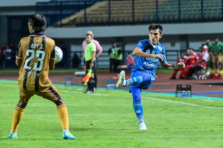 Bek Persib Zalnando saat comeback di Kompetisi Liga 1 2023-2024 ketika menghadapi Dewa United 14 Juni 2023, di Stadion Gelora Bandung Lautan Api (GBLA) pasca cedera horor di musim sebelumnya.