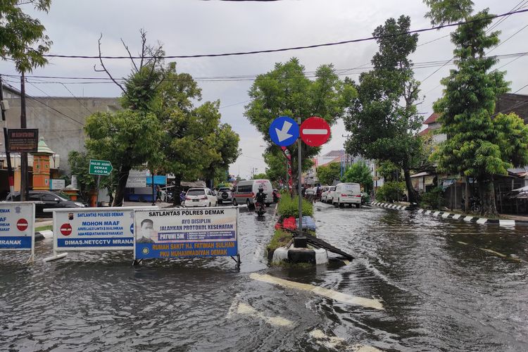 Kawasan Jalan Sultan Fatah, Kelurahan Bintoro, Kabupaten Demak, nampak tergenang banjir, Senin (18/3/2024). (KOMPAS.COM/NUR ZAIDI).
