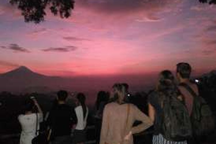 Wisatawan di Bukit atau Punthuk Setumbu Borobudur, Kabupaten Magelang, Jawa Tengah, menyaksikan sunrise sekaligus gerhana matahari, Rabu (9/3/2016) pagi.