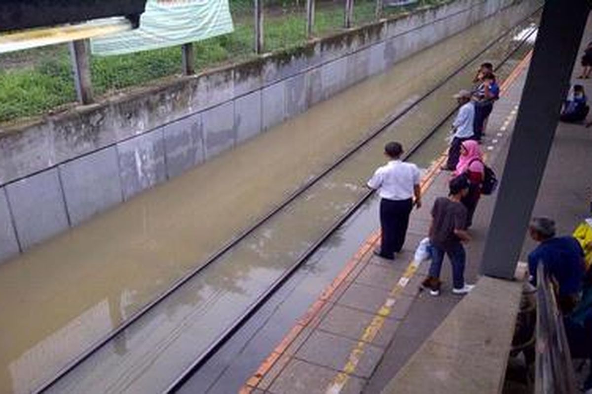 Selain Stasiun Tanah Abang dan Jakarta Kota, banjir juga melanda Stasiun Sudirman dan Kampung Bandan, Kamis (17/1/2012) pagi.