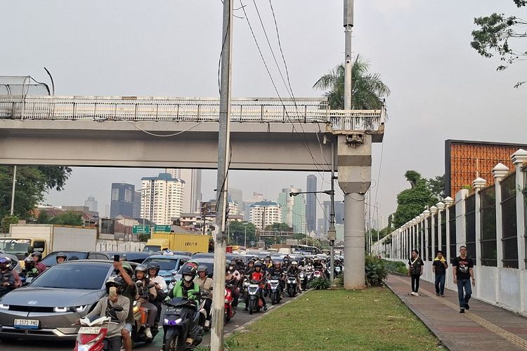 Menteri PU Bakal Diskusi dengan Pemprov DKI soal JPO Tanpa Tangga di Depan Gedung DPR