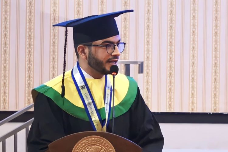 Ahmed Eliaan Shaker Abuajwa menjadi salah satu wisudawan di Universitas Airlangga (Unair) yang memiliki kisah menarik, karena dia datang dari Gaza, Palestina.