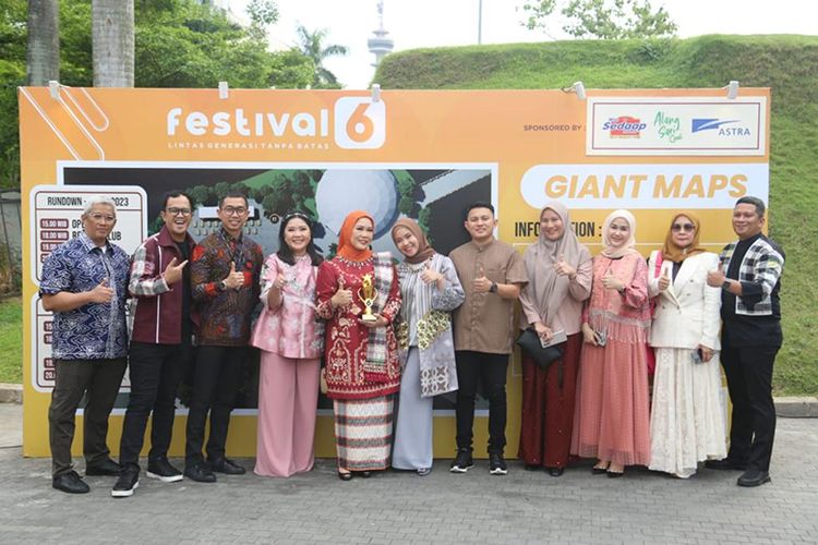 Perwakilan Pemprov Sumatera Selatan menghadiri Festival6 di Jakarta untuk memamerkan kain tenun Tajung kebanggaan daerahnya.