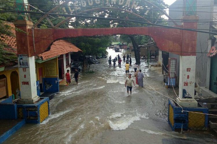 Pemerintah Kota (Pemkot) Tangerang masih melakukan evakuasi terhadap korban banjir di Perumahan Ciledug Indah 1 dan 2, Kecamatan Ciledug, Kota Tangerang, Kamis (2/1/2020). 