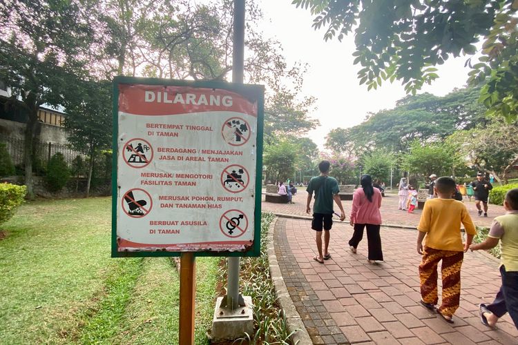 Salah satu papan peringatan yang terdapat di Taman Spathodea, Jagakarsa, Jakarta Selatan. 