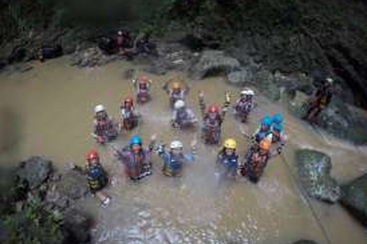 Peserta Take Me Anywhere 2, menjajal cave tubing di Kalisuci, Kabupaten Gunungkidul, DI Yogyakarta, Sabtu (15/10/2016).