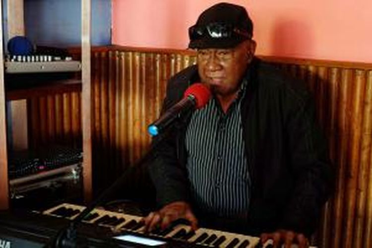 Musisi senior Zeth Lekatompessy menyanyi dan memainkan musik di Kafe Sibu-Sibu