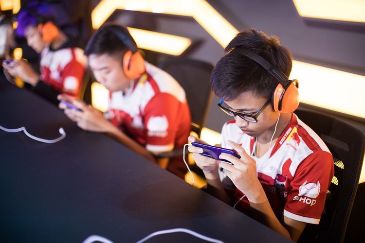 Tim PUBG Mobile Indonesia Bigetron saat bertanding di Final Asia Tenggara PUBG Mobile Club Open 2019 di Indonesia Convention Exhibiton, BSD, Tangerang, Minggu (23/6/2019). 