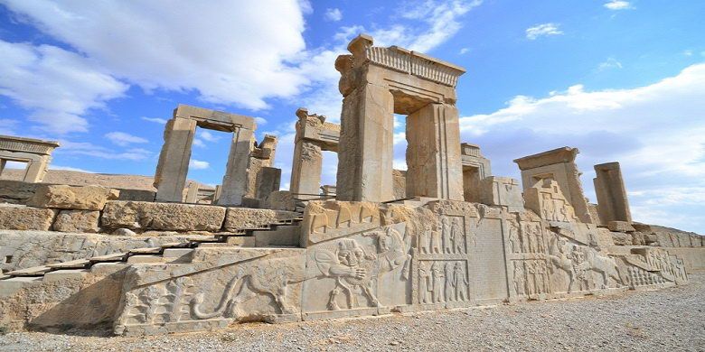 Reruntuhan kota tua pada masa kekaisaran Achaemenid dengan berbagai ukiran yang indah. (Shutterstock)