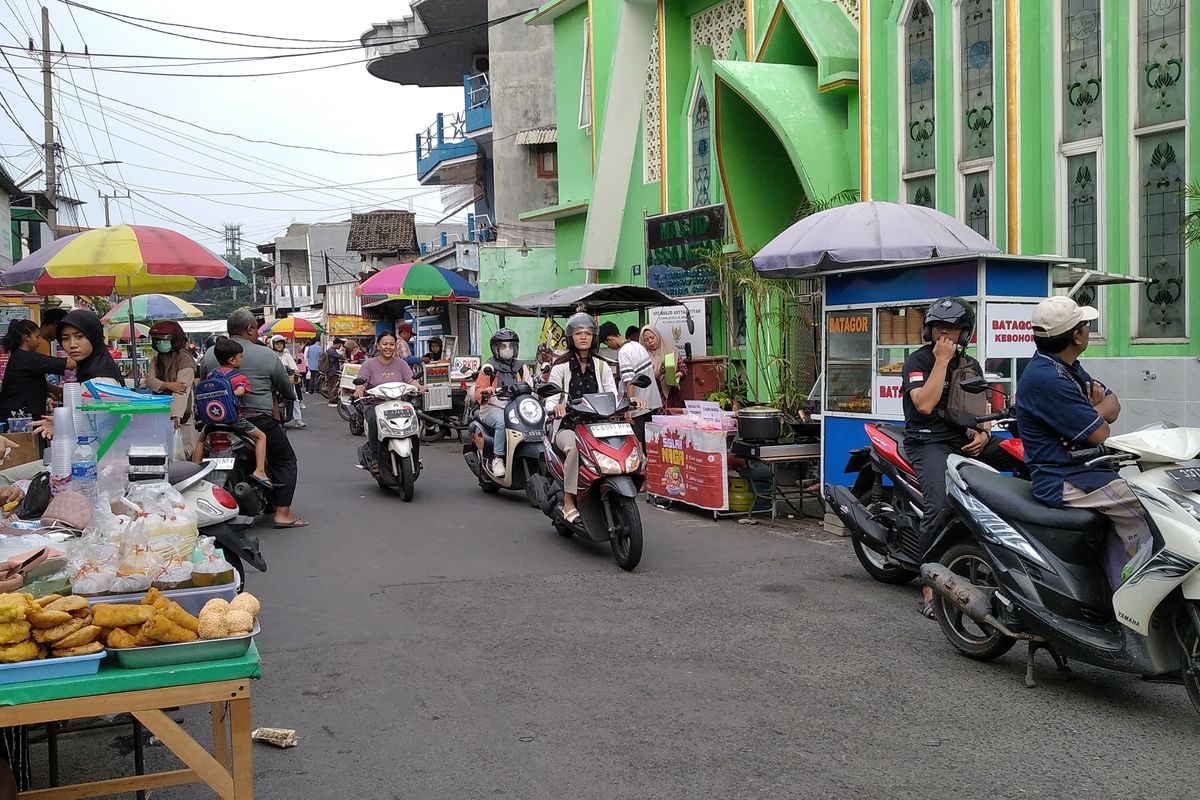 Suasana pasar takjil di Jalan Gebang Lor, Kecamatan Sukolilo Surabaya yang pembelinya didominasi oleh mahasiswa, Jumat (14/3/2025) nama penulis: Azwa Safrina