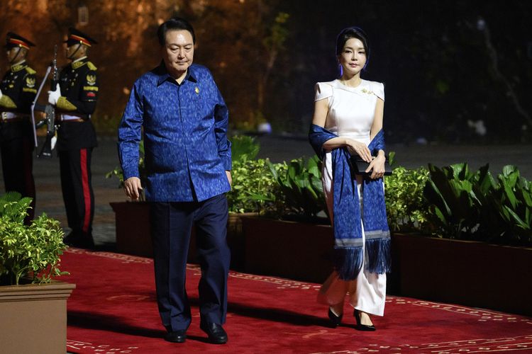 Istri Presiden Korea Selatan, ibu negara Kim Keon-hee, saat tiba untuk gala dinner di KTT G20, Nusa Dua, Bali, Indonesia, Selasa (15/11/2022).