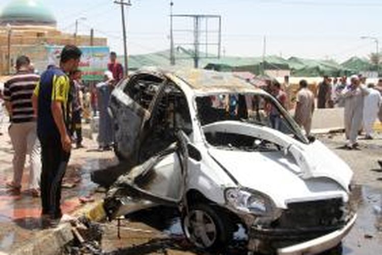 Sisa-sisa ledakan bom bunuh diri dengan meledakkan mobil di Samara, Irak, Jumat (5/7/2013) siang waktu setempat. Tujuh orang tewas dalam serangan menjelang shalat Jumat itu.