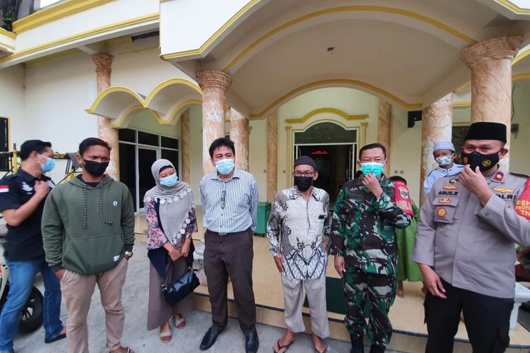 Roni Oktavian (tengah) yang sempat terlibat konflik dengan pemuda Nawir (kiri) akibat dilarang bermasker di Masjid Al Amanah, Tanah Apit, Medan Satria, Kota Bekasi, telah saling berdamai, Rabu (5/5/2021).
