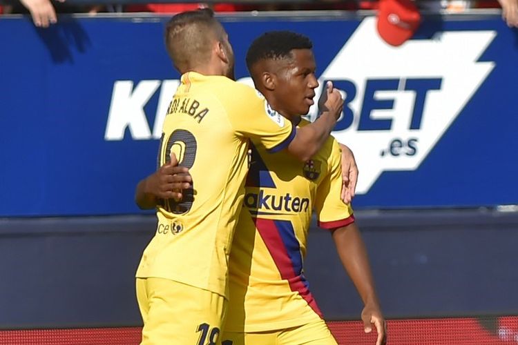 Jordi Alba merayakan gol Ansu Fati pada pertadingan Osasuna vs Barcelona di Stadion El Sadar dalam lanjutan La Liga Spanyol, 31 Agustus 2019. 