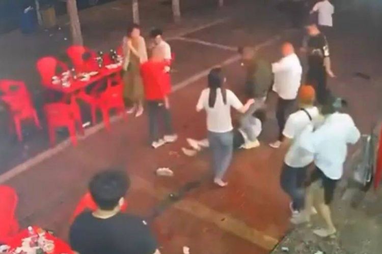 Sembilan orang ditangkap di China setelah sebuah video viral tentang serangan brutal oleh sekelompok pria terhadap wanita di kota Tangshan.