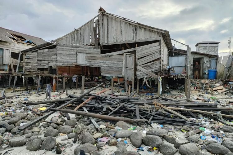 Salah satu rumah warga yang rusak diterjang gelombang pasang di Kecamatan Pulau Laut Barat, Kotabaru, Kalsel Selasa (7/12/2021). 