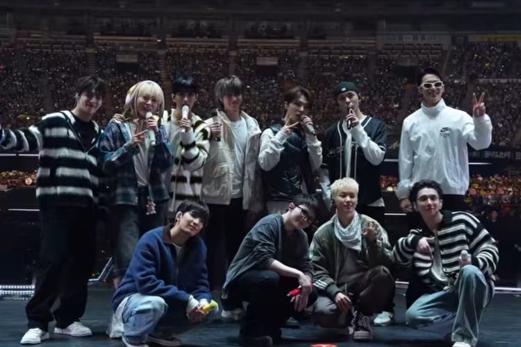 Penampakan outfit para member SEVENTEEN dalam konser dunianya di beberapa negara.