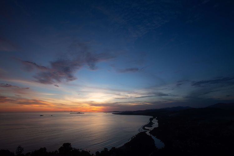 Matahari terbenam terlihat dari Puncak Bukit Langkisau, Kabupaten Pesisir Selatan, Sumatera Barat, Jumat (15/5/2015). Dari bukit ini wisatawan bisa menyaksikan Samudera Hindia, Pantai Salido, dan Teluk Painan.