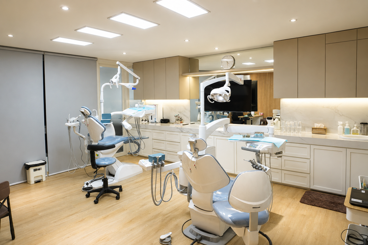 Setiap perawatan gigi di Dentalogy dilakukan secara profesional dengan dukungan teknologi modern guna memastikan hasil yang maksimal dan aman bagi pasien.