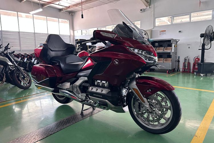 Bobot Hampir 400 Kg, Ini Rahasia Mudah Parkir Honda Gold Wing 