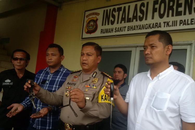 Kapolresta Palembang Kombes Pol Wahyu Bintono Haribawono saat gelar perkara di ruang kamar jenazah RS Bhayangkara Palembang.