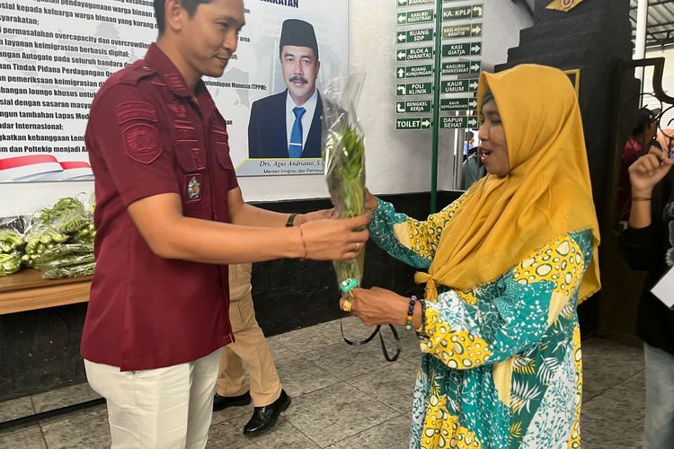 Lapas Banyuwangi Bagi-bagi Sayur Segar Hasil Pertanian Warga Binaan