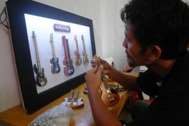 Proses pembuatan miniatur gitar dari olahan limbah kayu. Iwan bersama tiga teman lainnya butuh waktu seminggu sampai 10 hari untuk menyelesaikan pembuatan miniatur gitar.