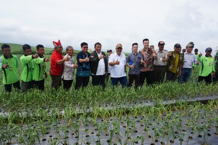 Spudnik Sujono Kamino, Direktur Jenderal Holtikultura Kementerian Pertanian (berjaket hitam) saat berkunjung ke kawasan pengembangan lahan bawan putih di kaki Gunung Ijen Banyuwangi Kamis (22/2/2018). 