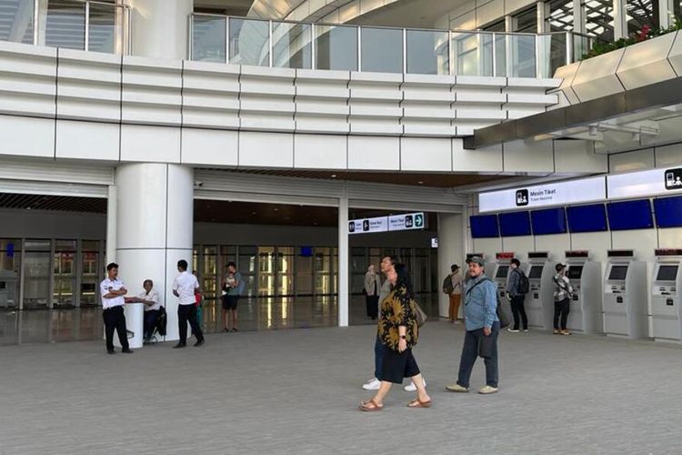 Kondisi Stasiun Kereta Cepat Jakarta-Bandung (KCJB) di Stasiun Tegalluar, Kabupaten Bandung, Jawa Barat, sesaat sebelum pemberangkatan pada Selasa (31/10/2023)