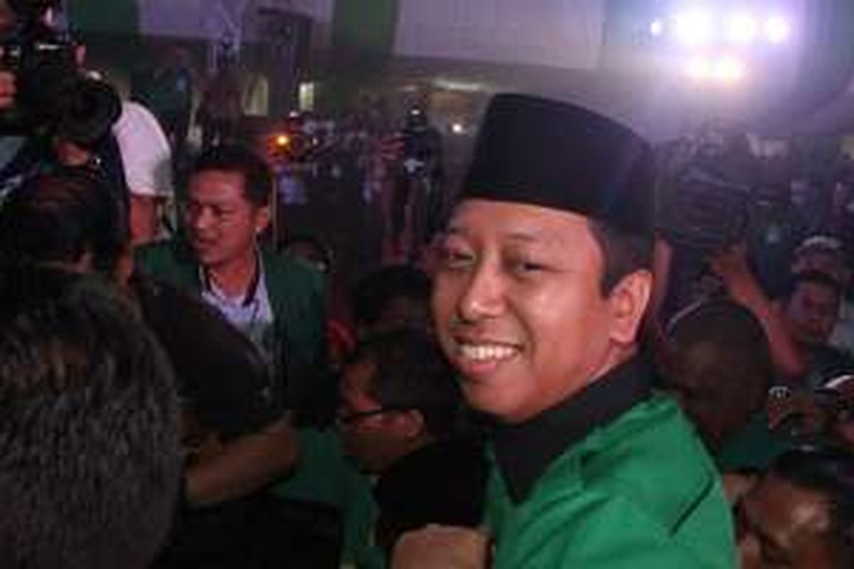 Ketua Umum DPP Partai Persatuan Pembangunan (PPP) terpilih, Romahurmuziy, menerima selamat dari peserta Muktamar VIII PPP, di Jakarta, Sabtu (9/4/2016). Romahurmuziy terpilih secara aklamasi melalui musyawarah mufakat menjadi ketua umum PPP periode 2016-2020.