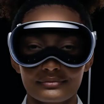Fitur EyeSight dari Apple Vision Pro menampilkan versi digital dari mata pengguna di bagian depan perangkat untuk dilihat oleh lawan bicara. 