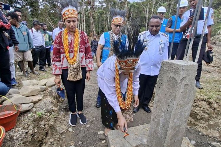 Direktur Jenderal EBT dan Konservasi Energi Kementerian ESDM Eniya Listiani Dewi melakukan peletakan batu pertama sebagai simbol dimulainya pembangunan PLMTH Anggi II di Pegunungan Arfak, Papua Barat, Rabu (29/10/2025).