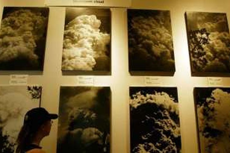 Pengunjung mengamati foto-foto ledakan nuklir di museum dan memorial perdamaian Hiroshima