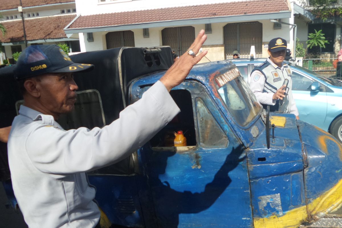 Petugas Sudinhub Jakarta Selatan menertinkan bemo  yang masih beroperasi di depan Stasiun Manggarai, Jakarta Selatan, Jumat (16/6/2017)