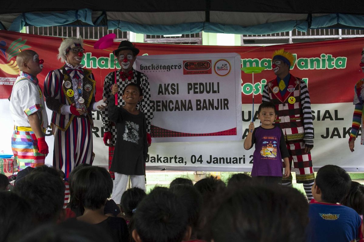 Sejumlah anak-anak terdampak banjir di Komplek IKPN Bintaro dihibur para badut dari komunitas Aku Badut Indonesia, Pesanggrahan, Jakarta Selatan, Minggu (5/1/2020). Aksi tersebut dilakukan komunitas Aku Badut Indonesia untuk menhilangkan trauma anak-anak yang terdampak banjir.