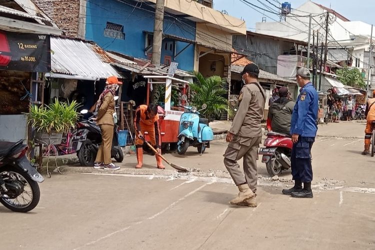 Sebanyak 49 polisi tidur yang berada di Jalan Inspeksi Bukit Duri, Tebet, Jakarta Selatan, dibongkar pada Selasa (22/2/2022). 