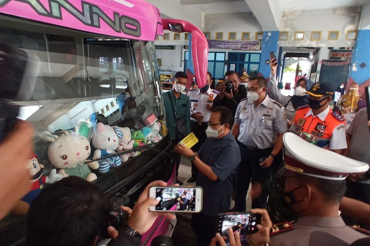 Heroe Poerwadi dan petugas Dishub saat cek bus di Terminal Giwangan, Sabtu (23/10/2021)